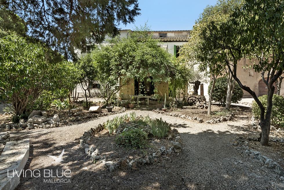 Impressive manor house with licence to build a swimmingpool on a spacious plot in the center of Binissalem