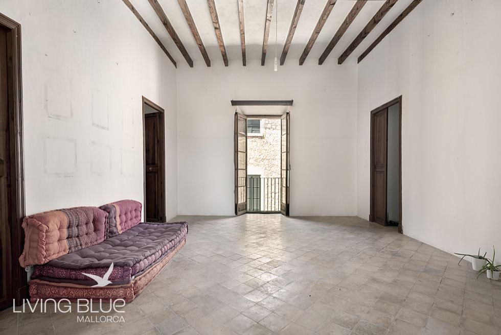 Impressive manor house with licence to build a swimmingpool on a spacious plot in the center of Binissalem