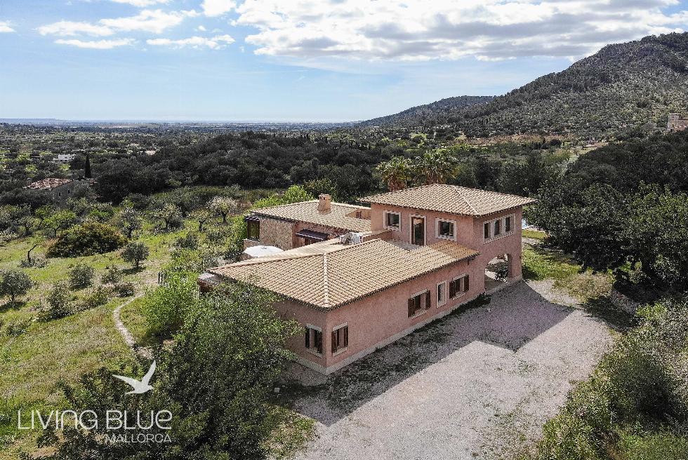Country estate with holiday rental permit, swimming pool, guest house and sea views in magnificent location in Bunyola