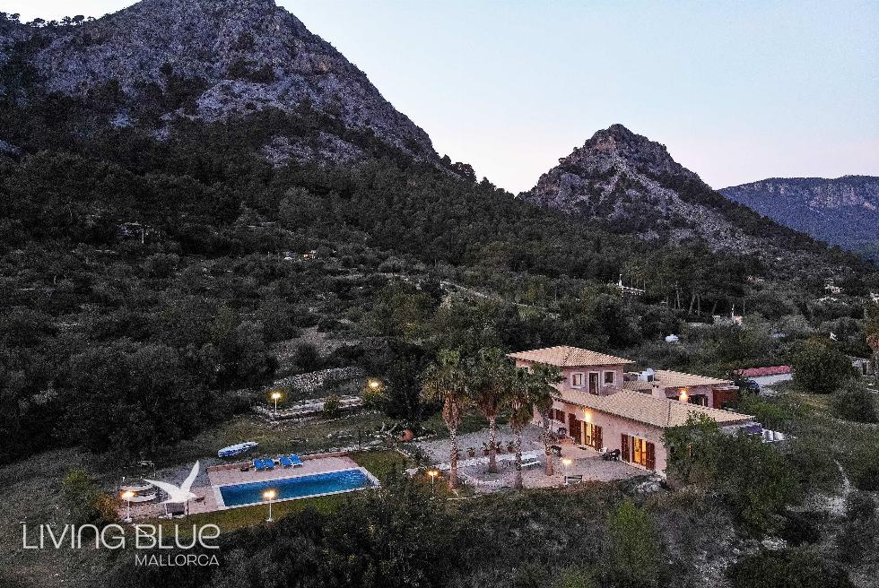 Country estate with holiday rental permit, swimming pool, guest house and sea views in magnificent location in Bunyola
